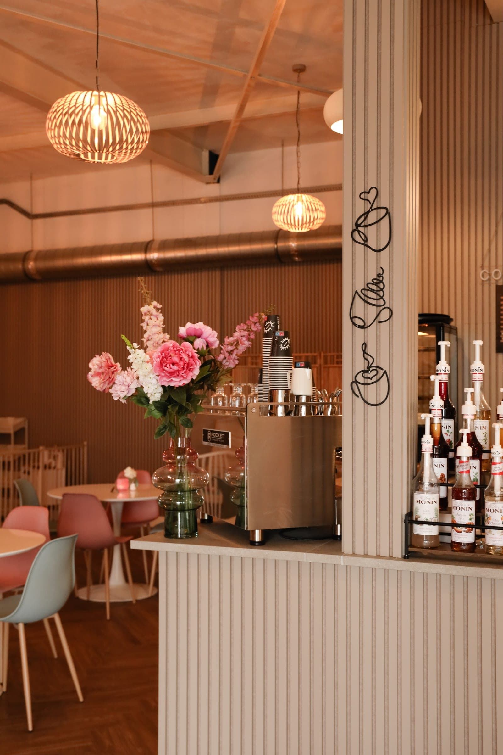 Espresso bar met bloemen