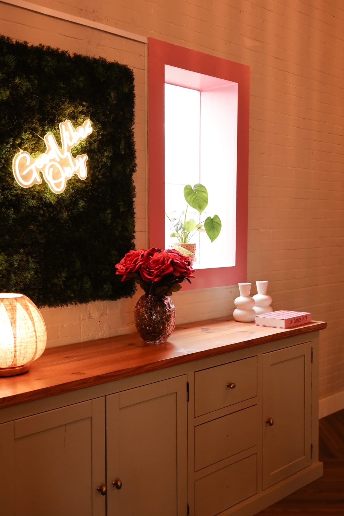 Moswand met neon belettering