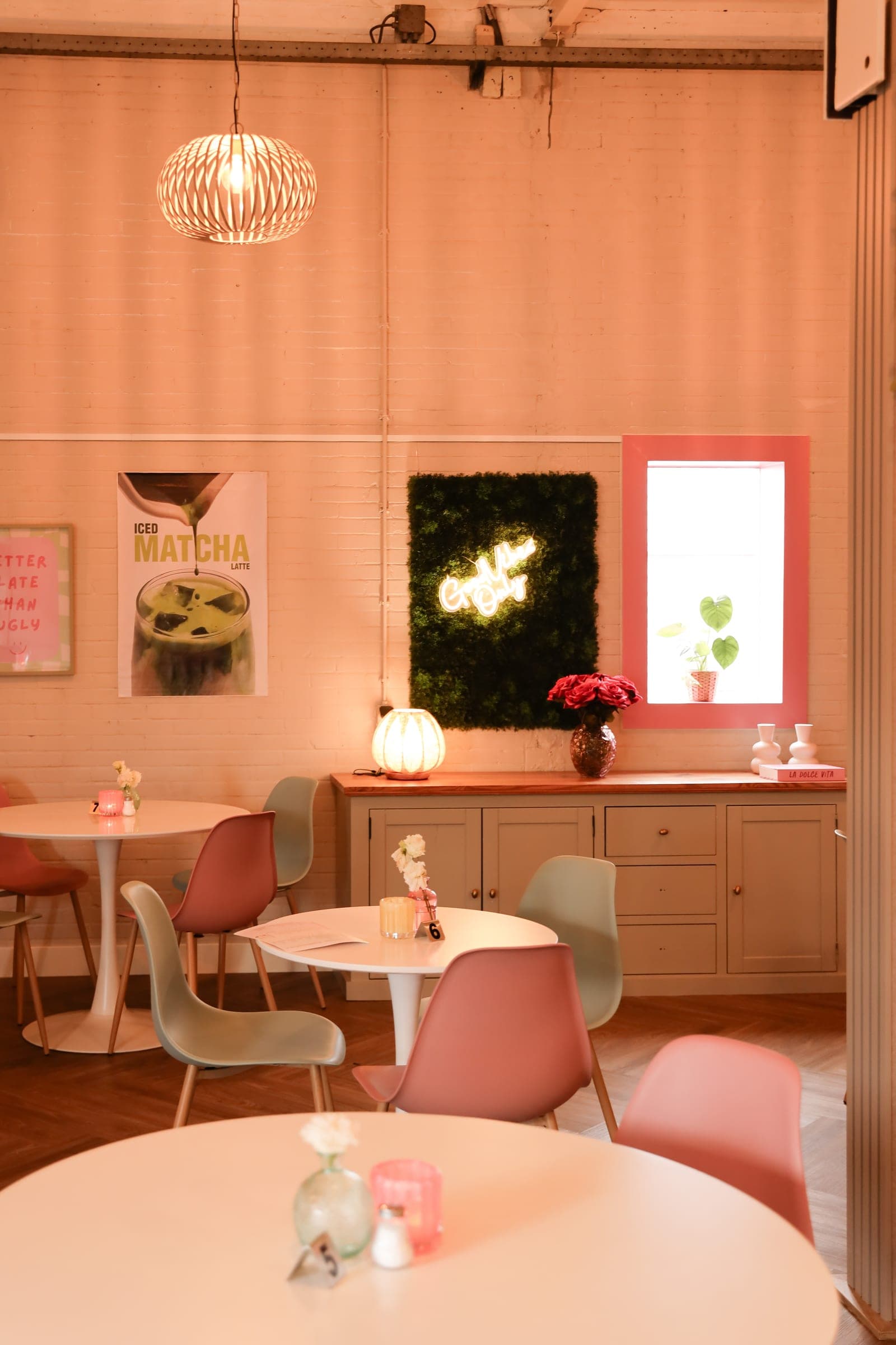 Sfeervolle hoek met neon en planten